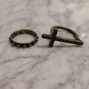 2 rings that come together.